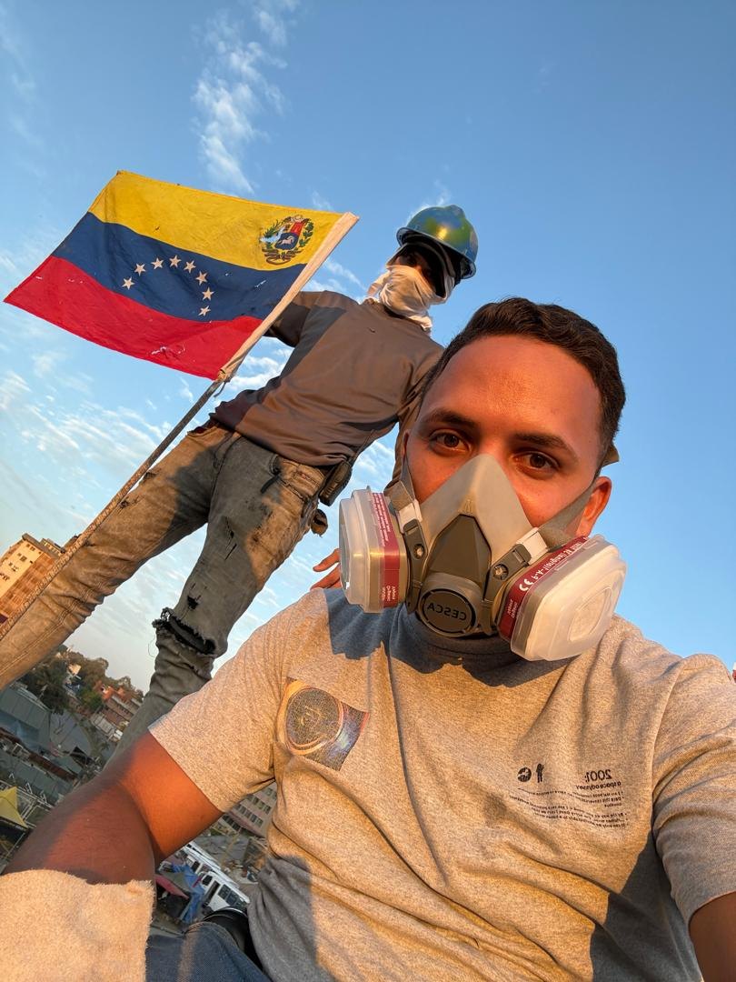 Cris y Leo Águila Uno con la bandera de Venezuela