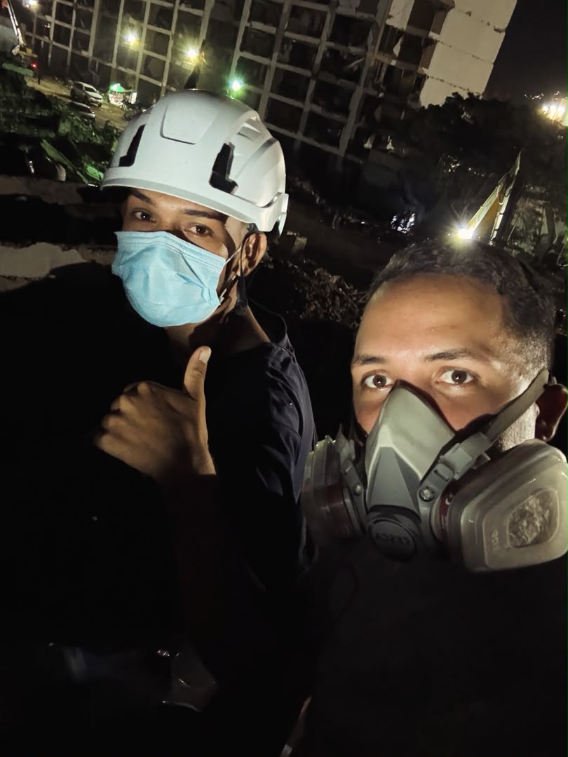 Luisito y Cris durante las labores de búsqueda en La Guaira