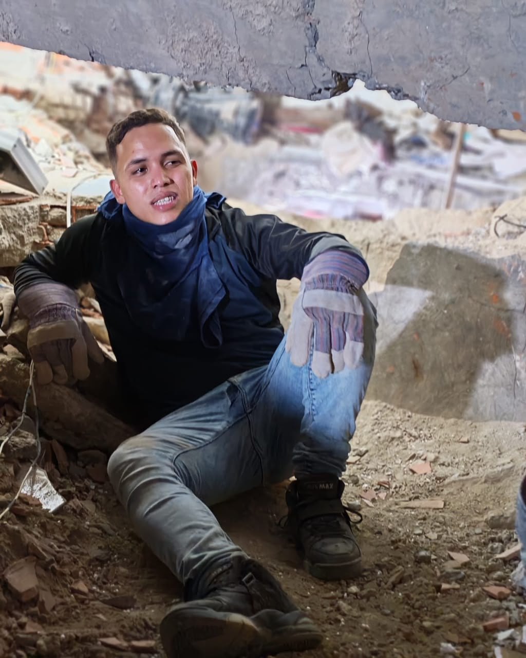Cris durante labores de búsqueda entre los escombros